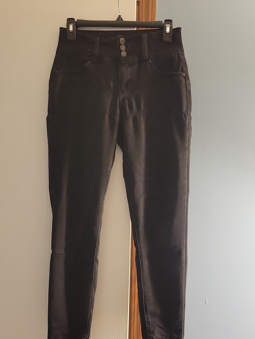 🎈 Wallflower Juniors "The Sassy High-Rise"  Black Jeans - Size 7